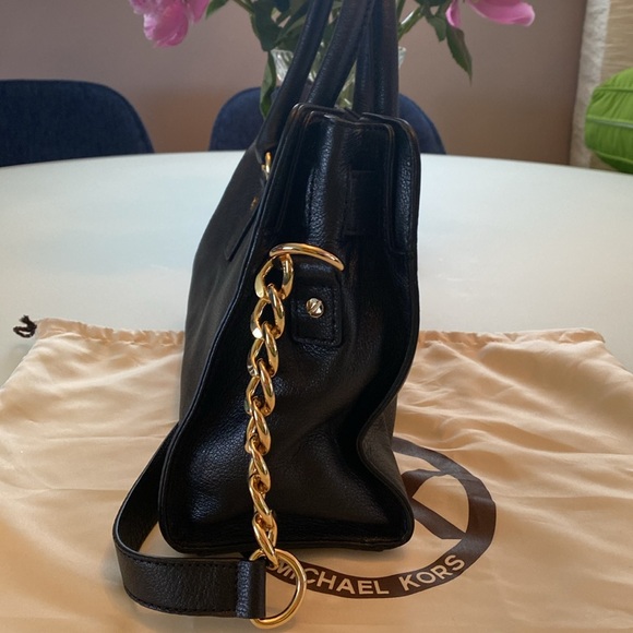 Michael Kors midsize carryall in black - Picture 3 of 8